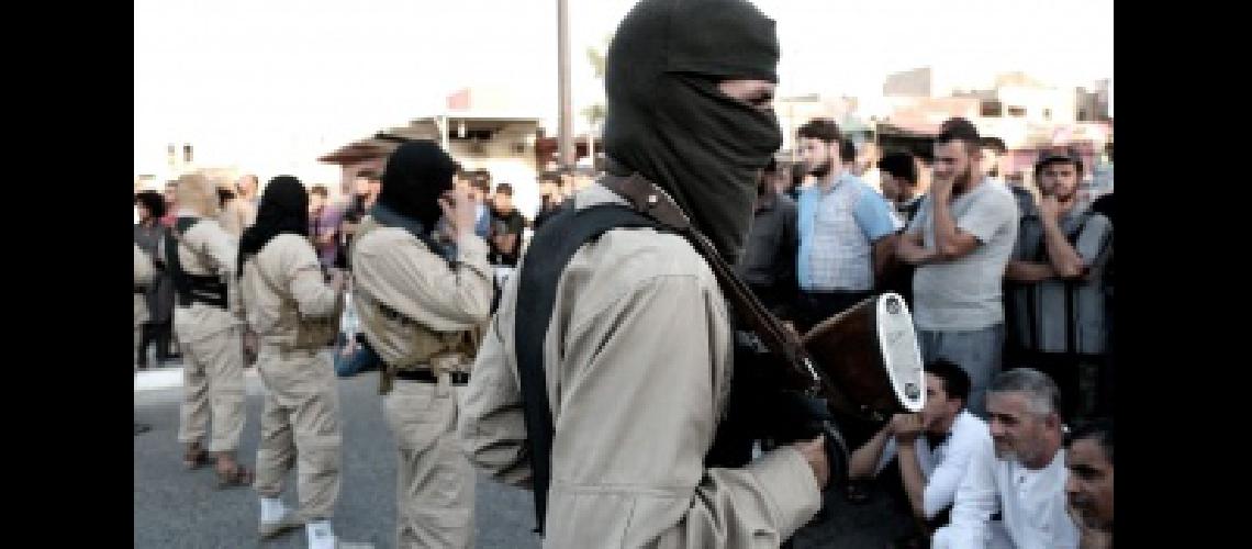 El Estado Islaacutemico asesinoacute a 231 civiles cuando huiacutean de Mosul