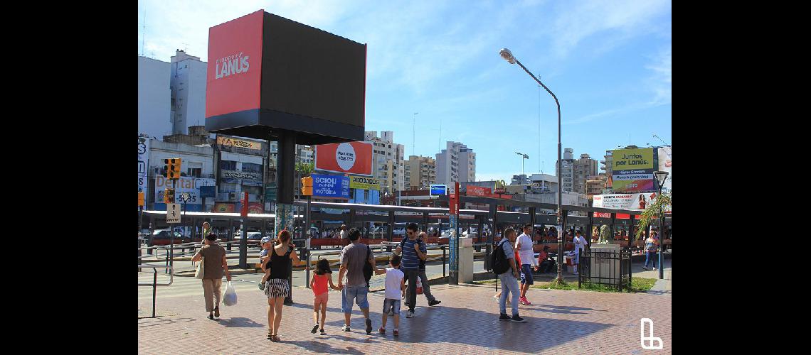 Lanuacutes comenzoacute a ofrecer wi-fi gratis en las plazas