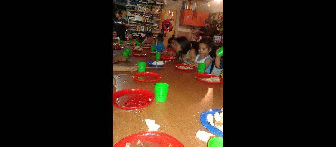 Reciben alimentos y ropa de invierno Casa del Nintildeo