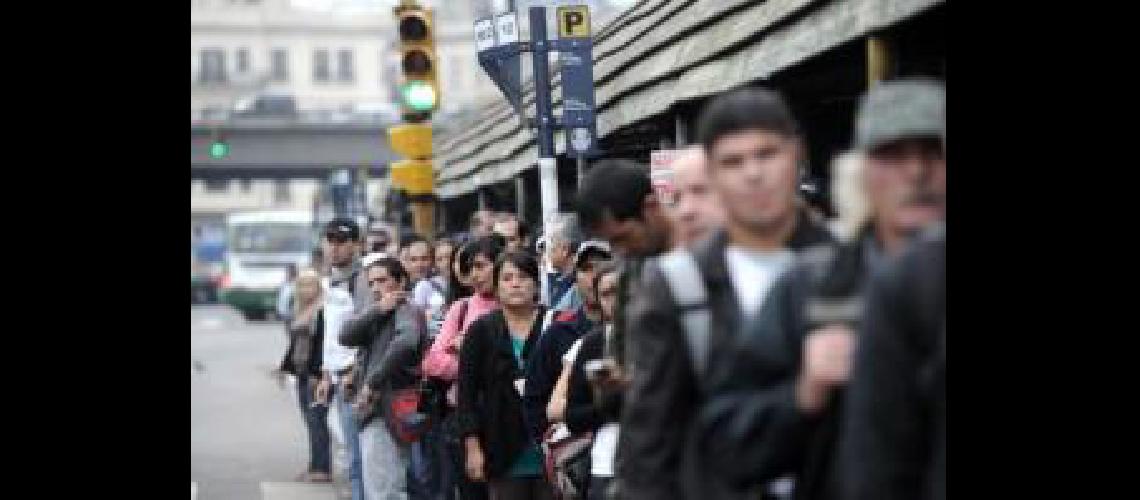 Plan de emergencia para el transporte urbano en el octavo diacutea de paro