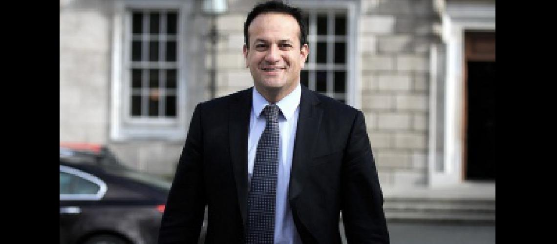 Asumioacute el mando Leo Varadkar un homosexual de padre indio