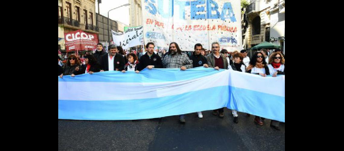 Los docentes hicieron paro y exigieron un 35-en-porciento- de aumento
