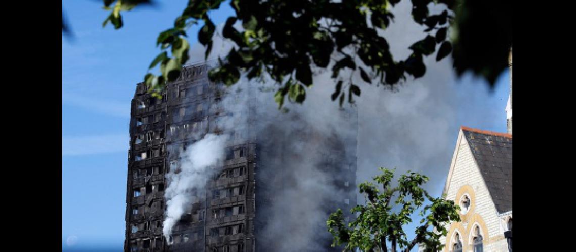 Al menos 30 muertos y 76 desaparecidos por el incendio en Londres
