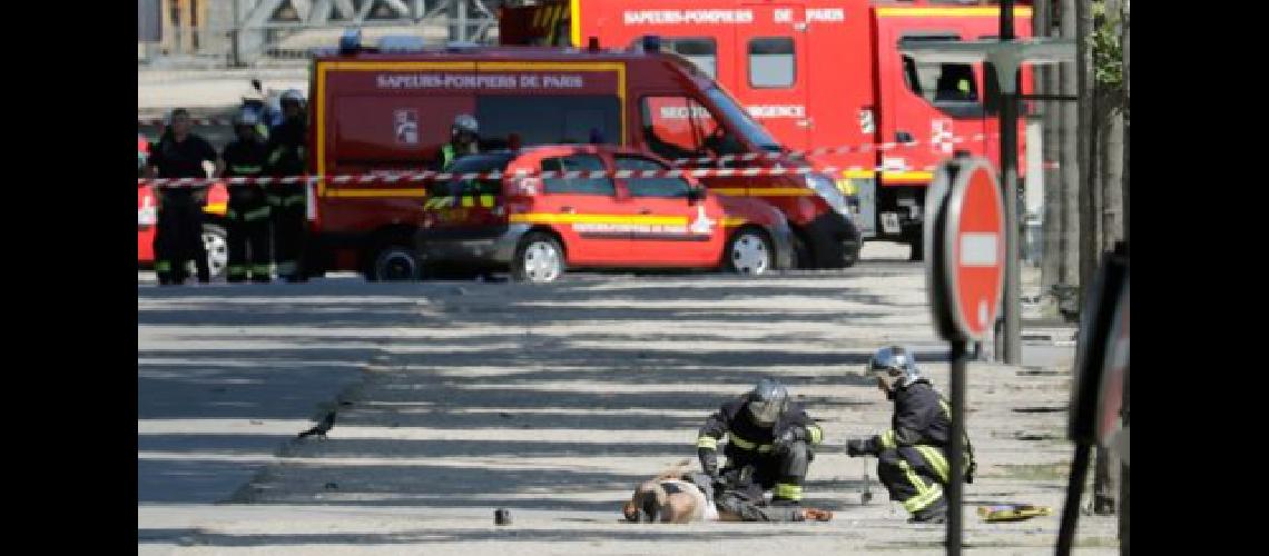 Un hombre armado chocoacute una camioneta policial y causoacute alarma en Pariacutes