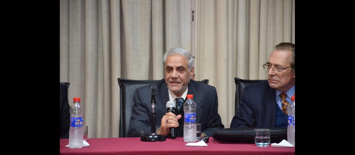 Un especialista indio dio una charla sobre medioambiente