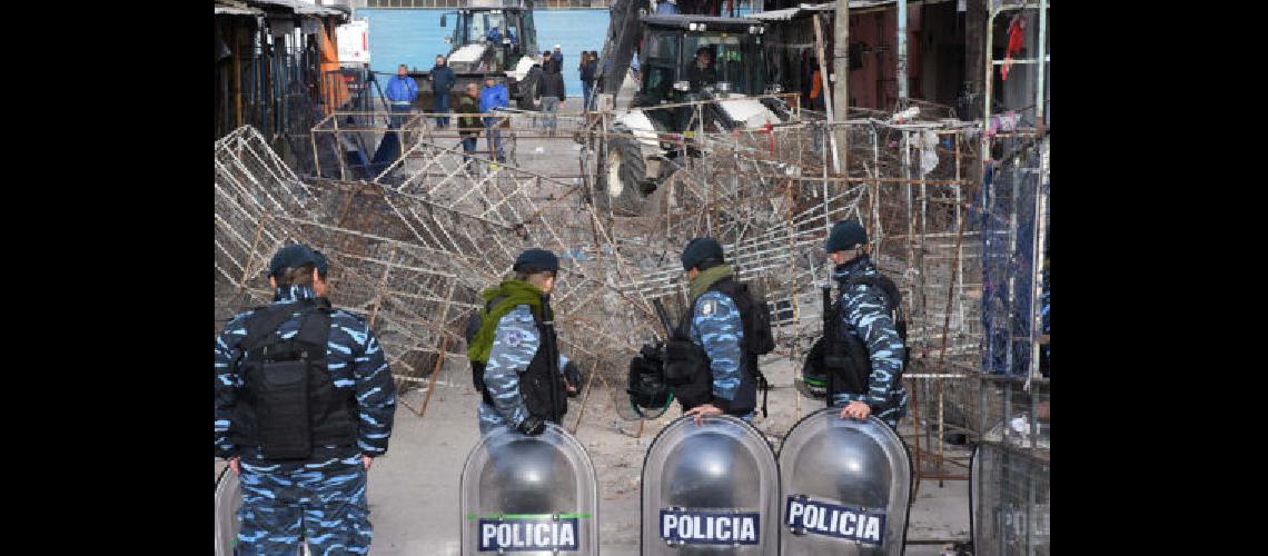 La Salada- tres bandas y el liacuteder de la feria fueron detenidos por extorsioacuten