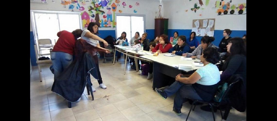 Brindan nuevos cursos para mujeres en el Faacutetima Cataacuten