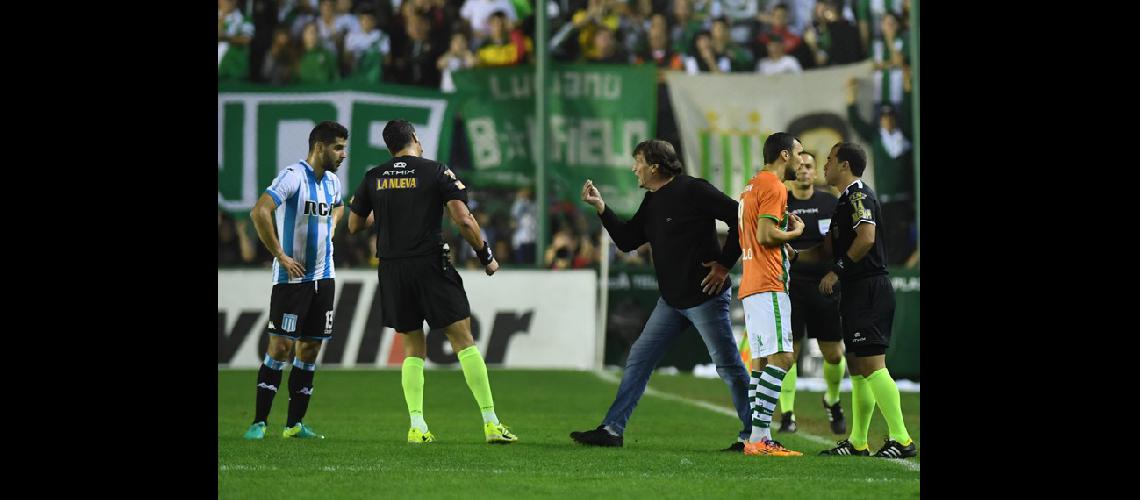 Banfield perdioacute ante Racing y no aseguroacute su boleto a la Libertadores