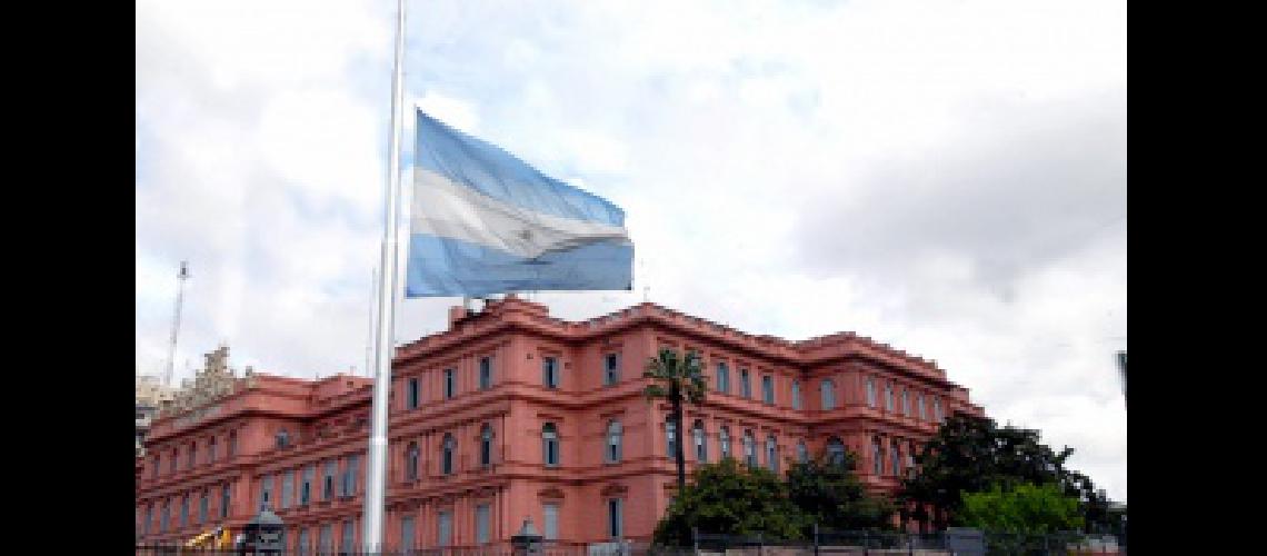 Rige el duelo nacional de dos diacuteas por la tragedia de Mendoza