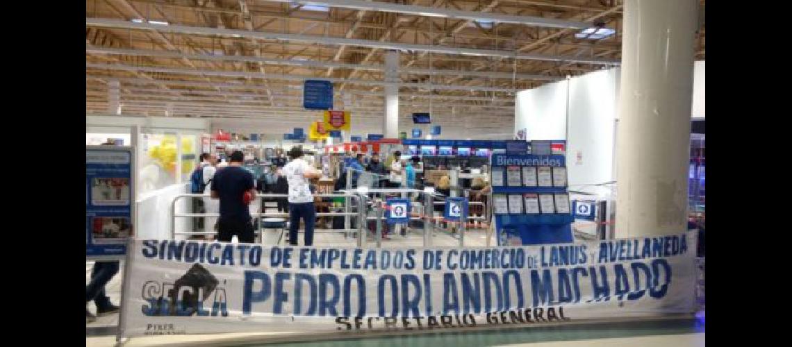 Despidieron a 22 empleados del Walmart de Sarandiacute
