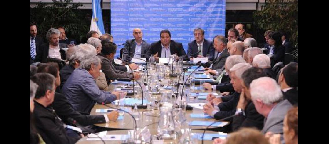 No hubo acuerdo y fijaron en 10 mil el Salario Miacutenimo