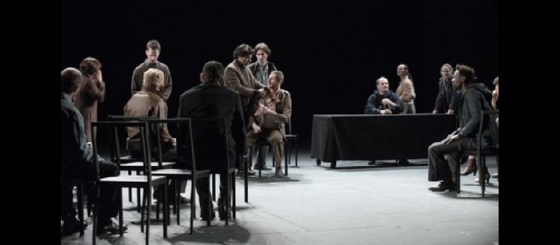 Impactante puesta sobre la Revolucioacuten Francesa en el Teatro San Martiacuten