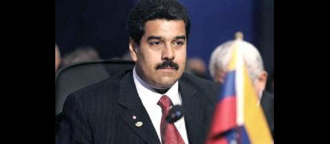 Maduro pidioacute colaboracioacuten para capturar al policiacutea que atacoacute la Corte