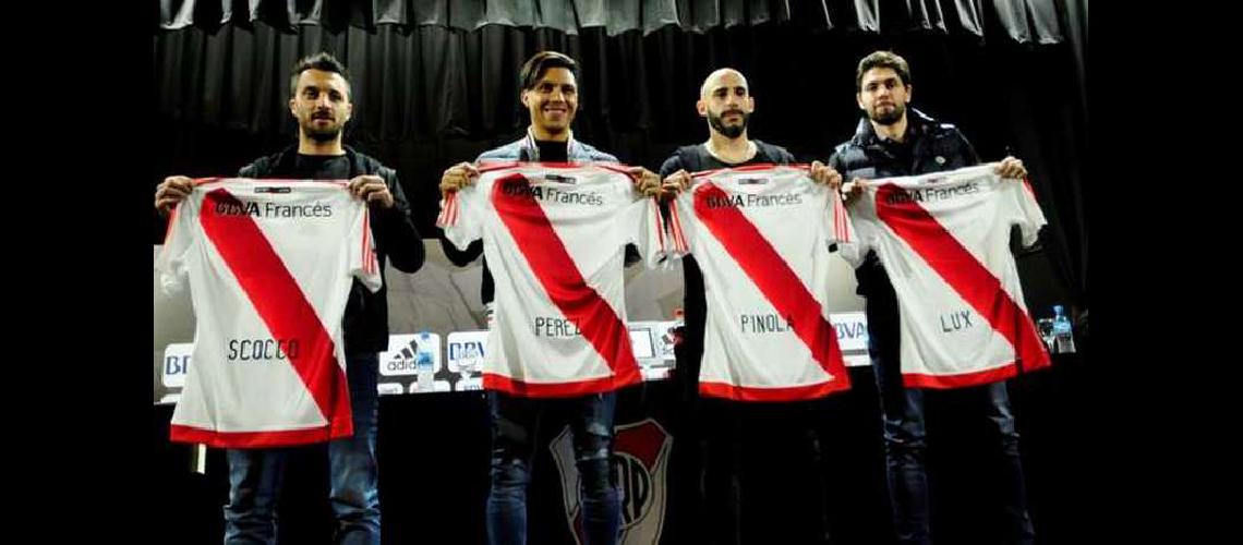 River presentoacute sus refuerzos y suentildea con Vangioni