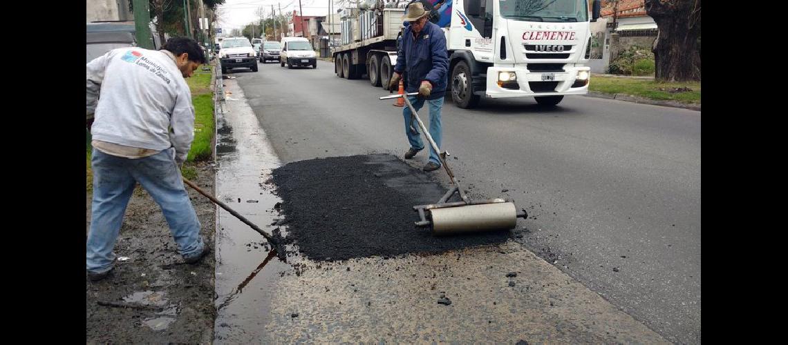 Lomas Oeste- reparan baches en Garona y en Colombres