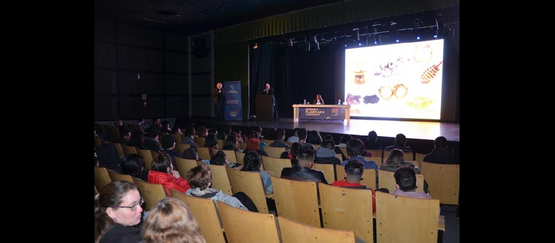 Orientan y asisten a los joacutevenes para que continuacuteen sus estudios