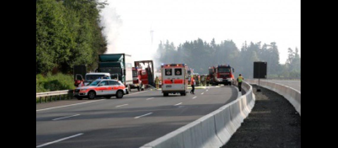 La policiacutea teme que sean 18 los muertos en un choque de bus en Alemania