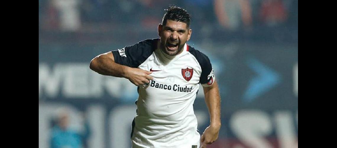 Boca va detraacutes de un volante central