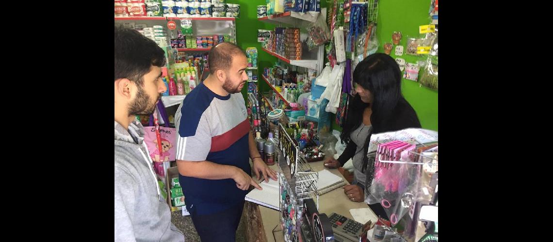 Maacutes vecinos ponen en regla sus locales
