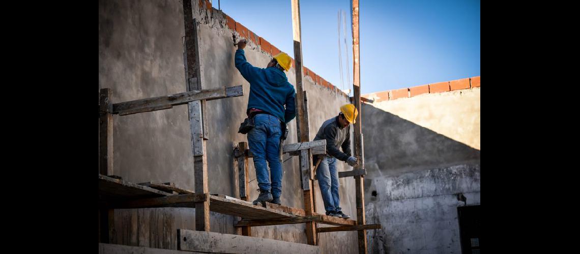 Renuevan escuelas en Presidente Peroacuten