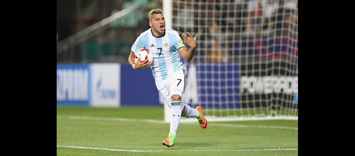 Banfield sigue de cerca a un goleador de Seleccioacuten