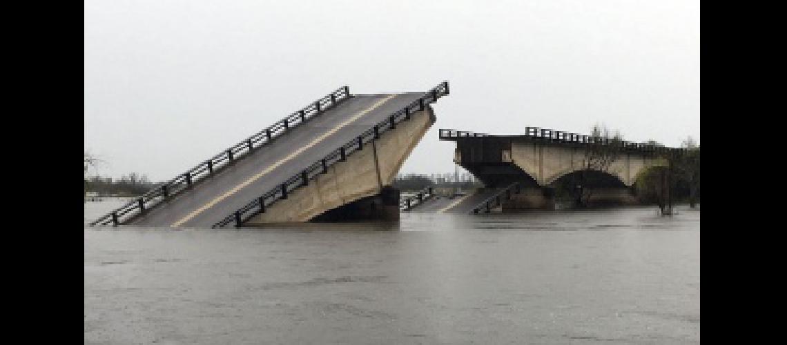 Derivaraacuten los casos complejos de salud a Entre Riacuteos luego de la caiacuteda del puente