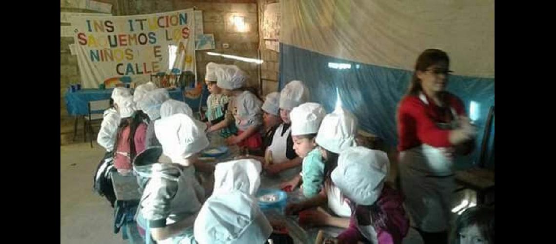 Curso de panaderiacutea para los chicos del barrio