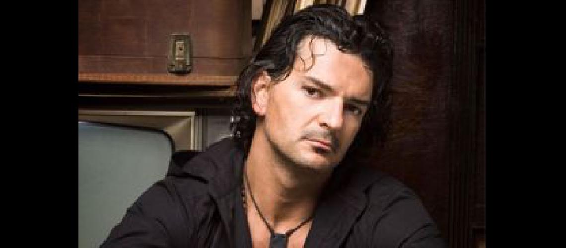 Arjona presentoacute una gira por Argentina y consideroacute a Sui Generis como su maacutexima influencia