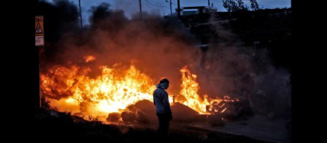 Dos palestinos muertos y uno herido por fuego israeliacute en Cisjordania