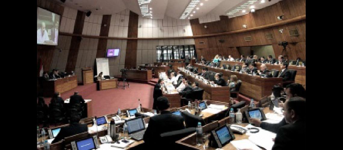 Diputados aplazan por novena vez tratar el proyecto de financiamiento poliacutetico