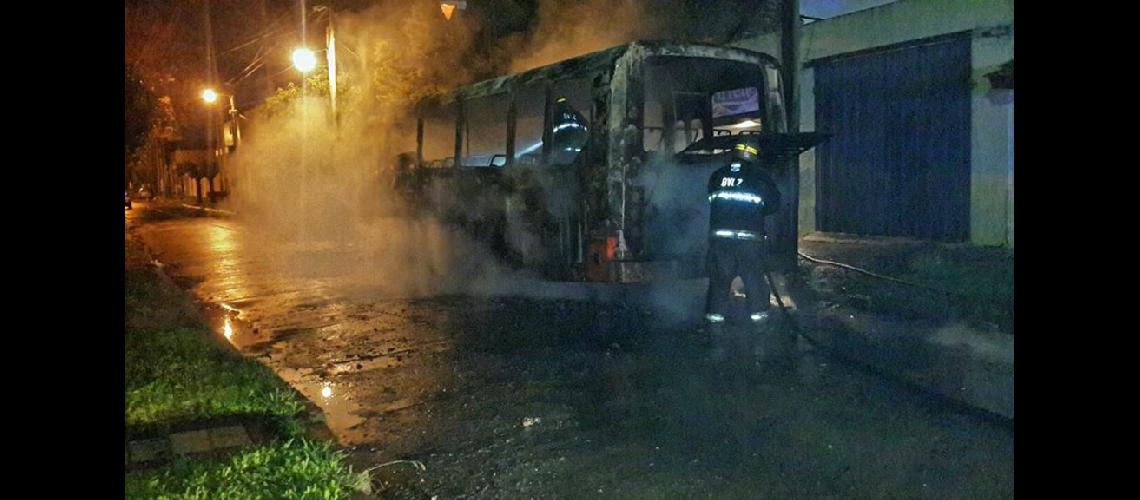 Banfield- un micro escolar se incendioacute y quedoacute destruido