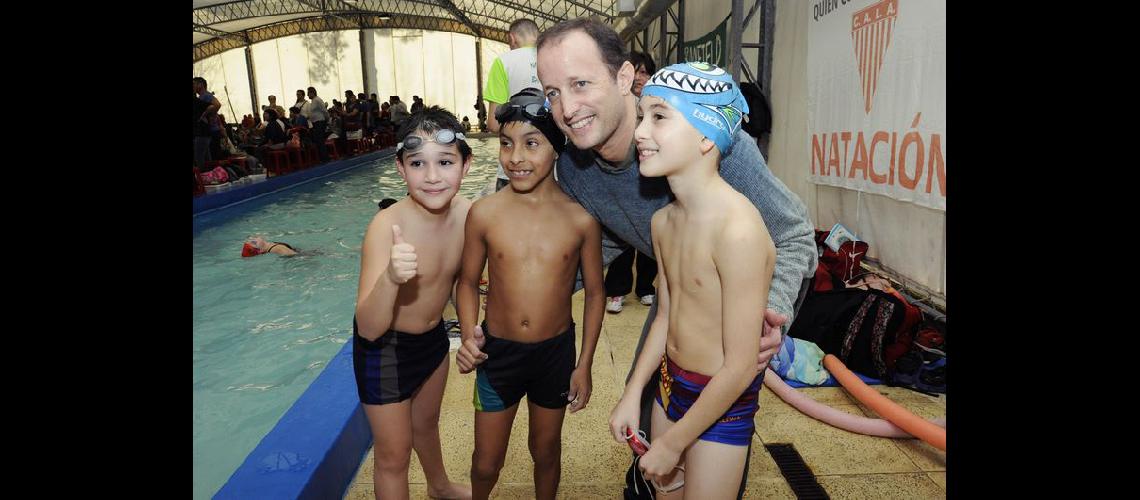 Miles de chicos disfrutan de las clases de natacioacuten del Municipio de Lomas