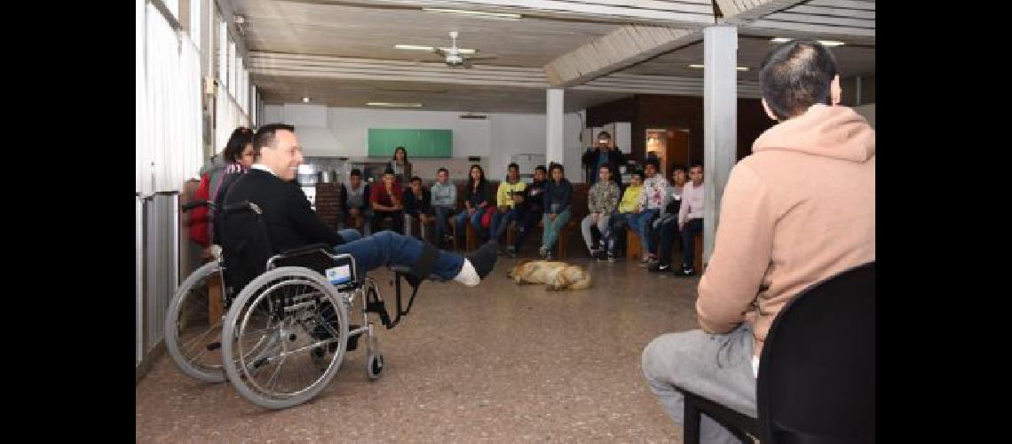 Vintildeuales dialogoacute con los joacutevenes de ldquoEl Palomarrdquo