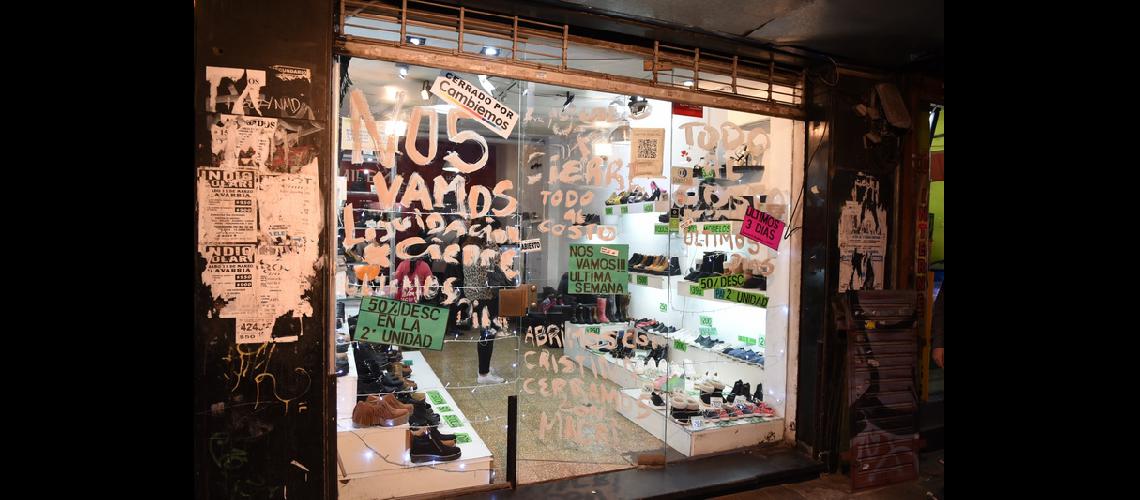 Devastado por el tarifazo y la caiacuteda de las ventas baja las persianas de su local
