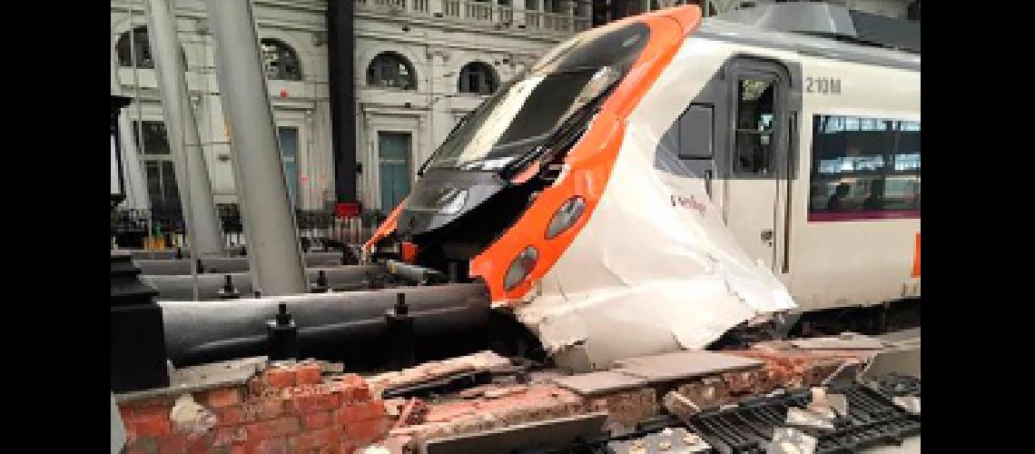 Un accidente de tren en Barcelona dejoacute 54 heridos uno grave