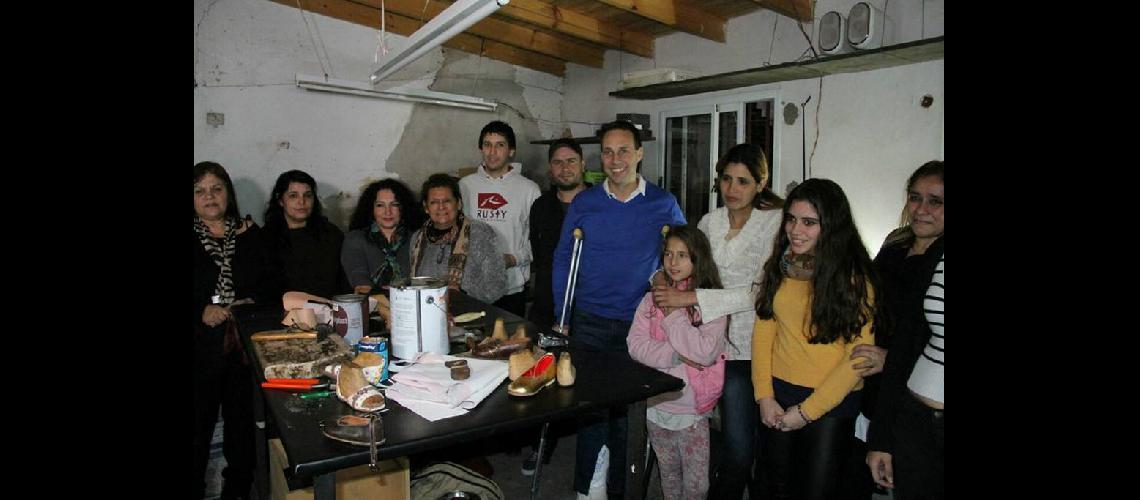 Llavallol- Vintildeuales visitoacute el taller de oficios ldquoNuestro lugar en el mundordquo