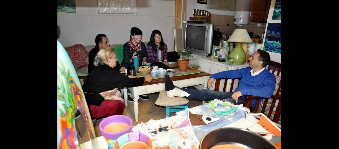 Vintildeuales se reunioacute con emprendedores lomenses
