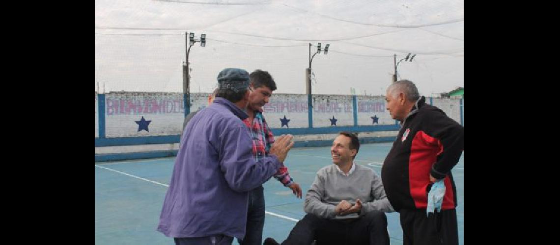Vintildeuales charloacute con los vecinos sobre las obras en Fiorito