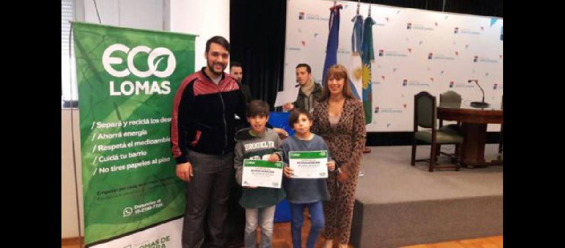 Cada vez maacutes chicos firman su compromiso ambiental