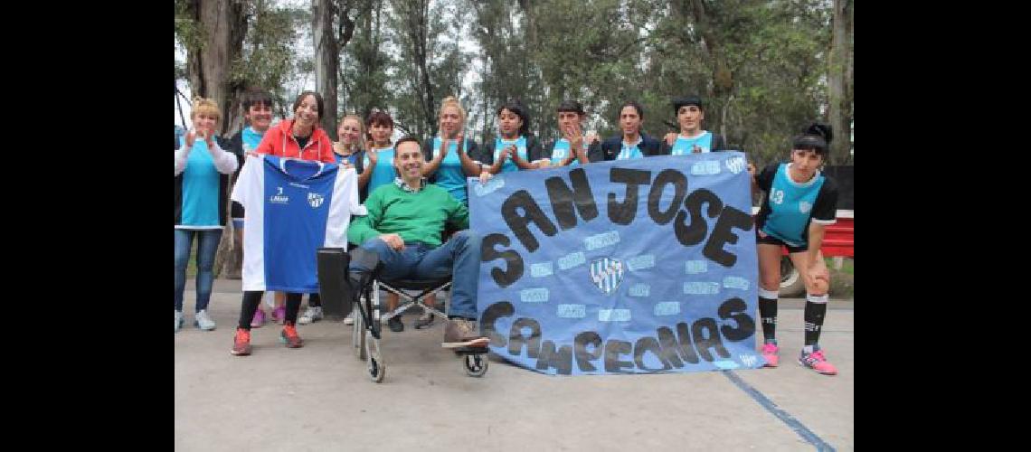 Vintildeuales junto a las jugadoras de la Liga local de Handball