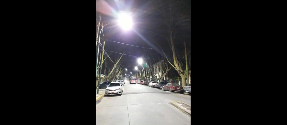 Mejoran la iluminacioacuten con nuevas luces en Temperley
