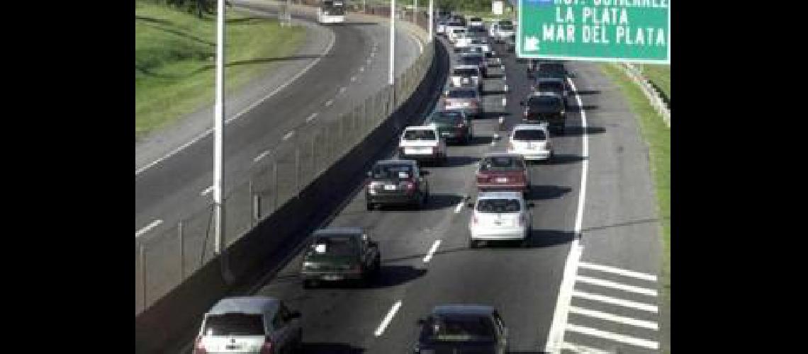 Los choferes de micro realizaron una protesta con un corte parcial de la autopista Buenos Aires-La Plata