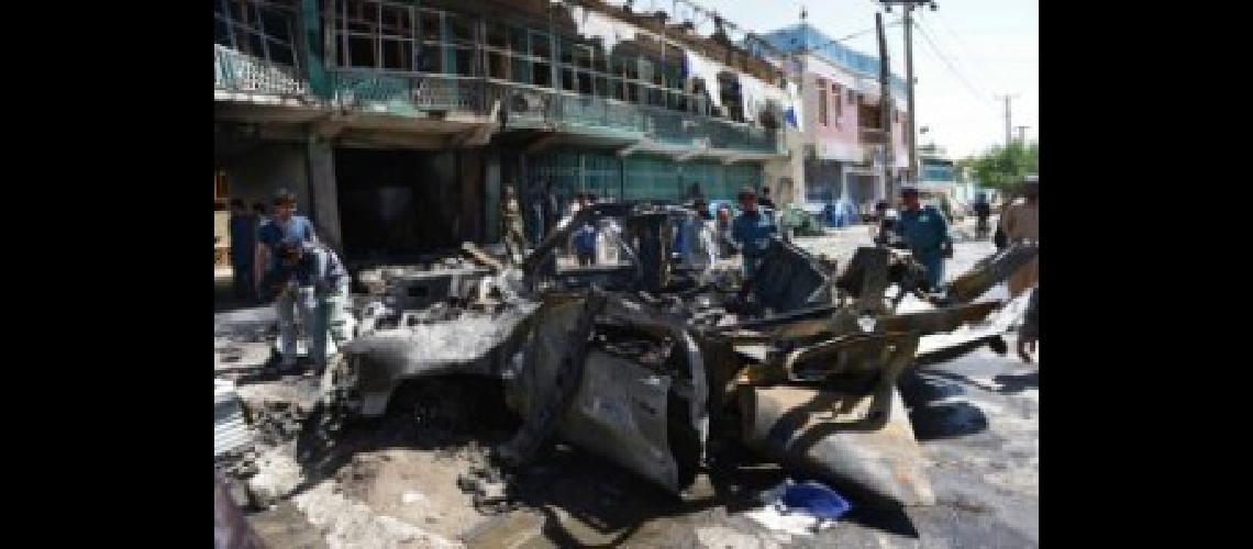 Un muerto y 18 heridos en un ataque suicida talibaacuten en Afganistaacuten