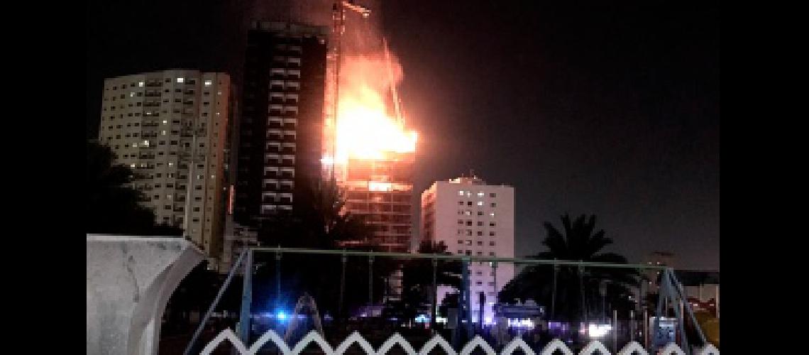 Se incendioacute un famoso rascacielos de Dubai