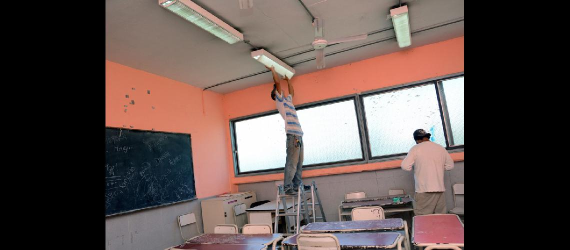 El Municipio arregla escuelas y les entrega materiales didaacutecticos