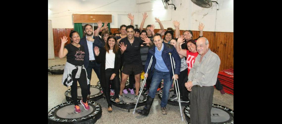 Vintildeuales visita maacutes entidades sociales y deportivas lomenses