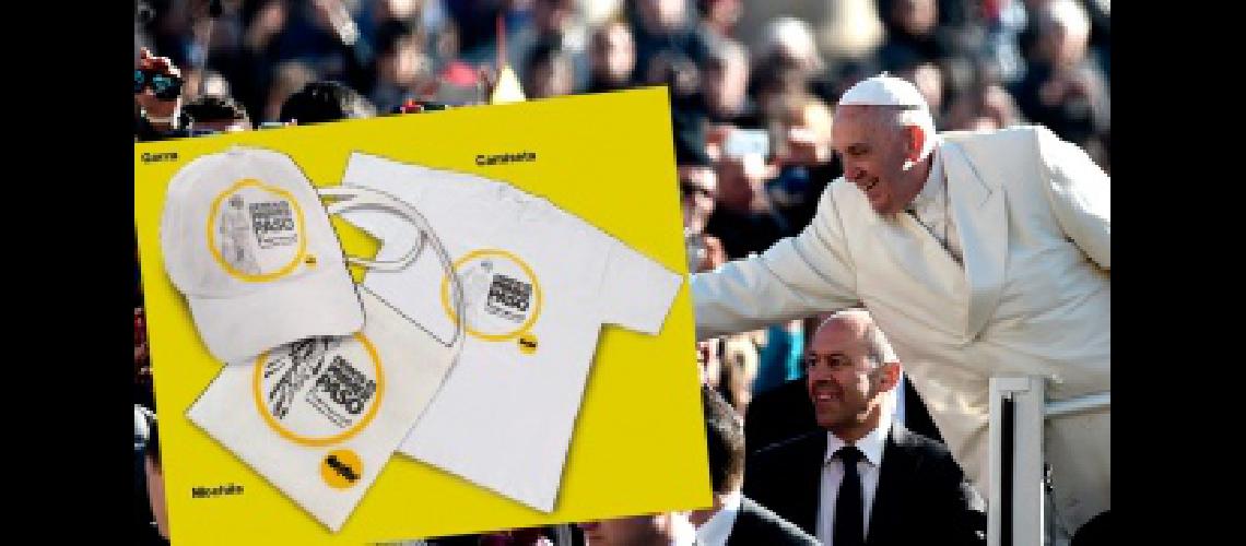 Venden por 8 doacutelares el kit oficial de la visita del Papa