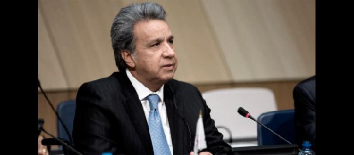 Moreno anuncioacute la baja de sueldos de altos funcionarios y la venta de avioacuten presidencial