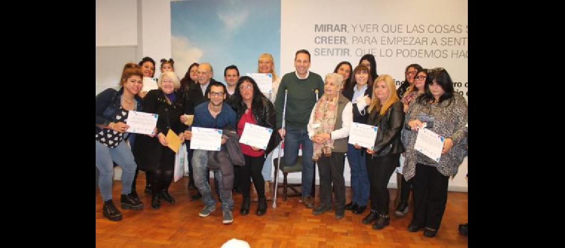 Lomas- entregaron diplomas a vecinos