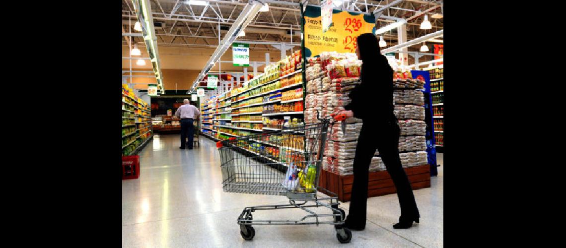 Por la suba del doacutelar aumentaron un 5-en-porciento- los precios en los supermercados
